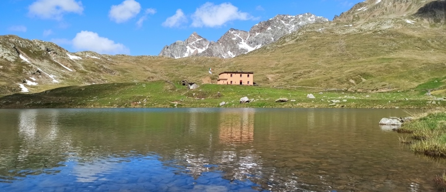 Vista del rifugio con lago